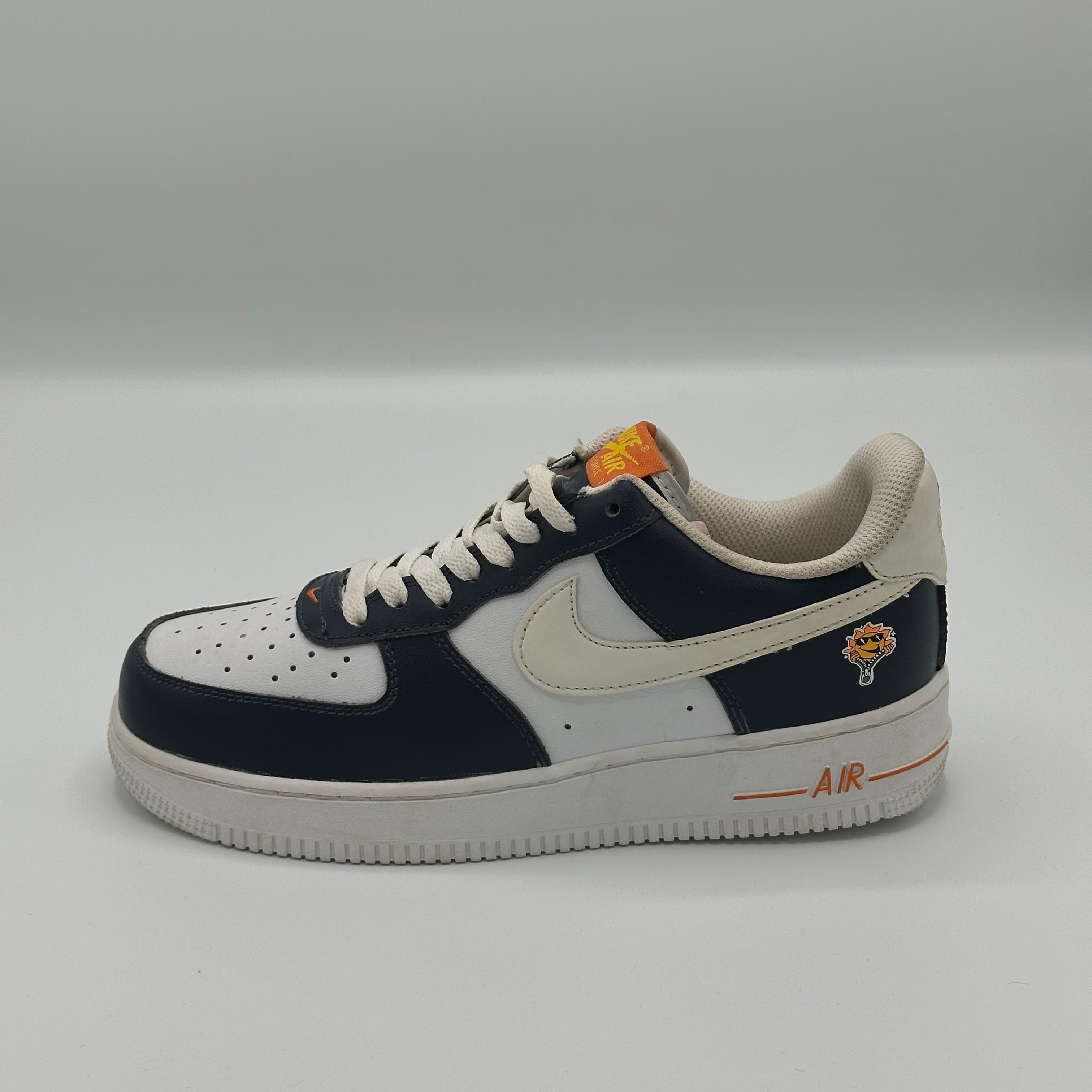 NIKE AIR FORCE 1 LV8